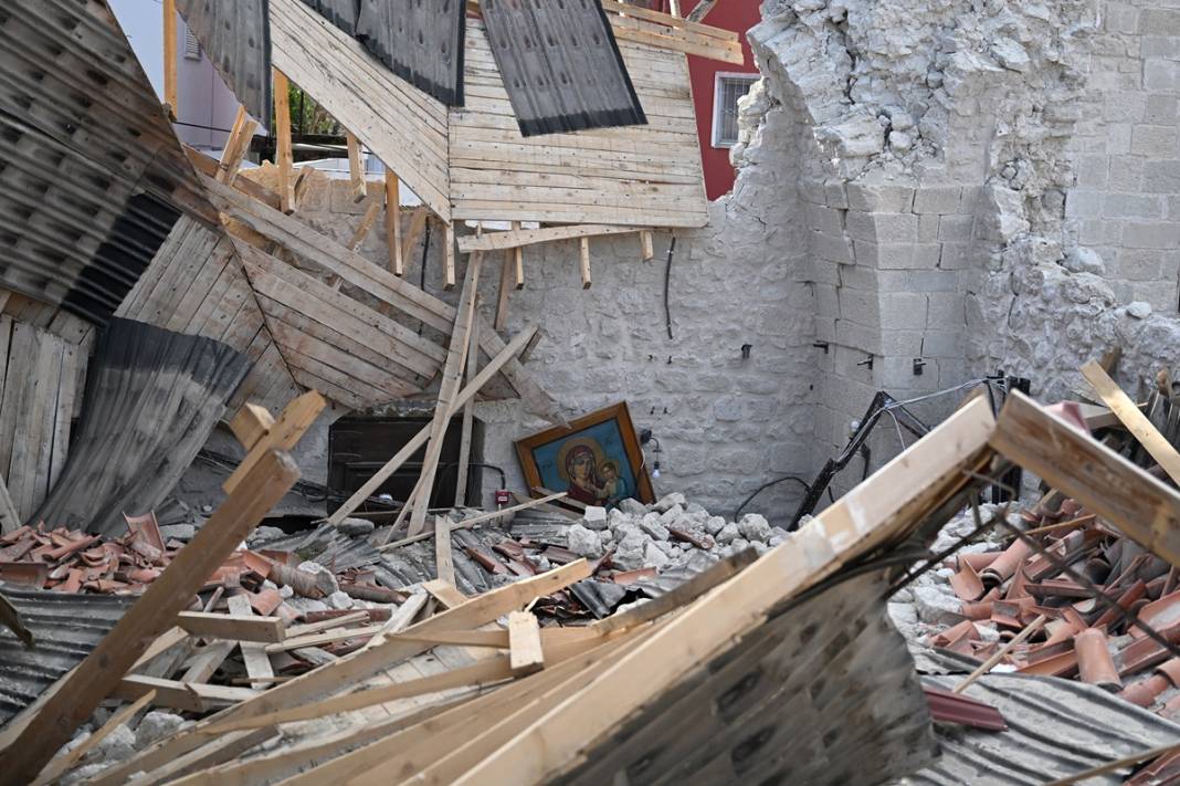 Önünden geçerken gözyaşlarını tutamıyorlar! Hatay'da sağlam kültürel yapı neredeyse kalmadı 15